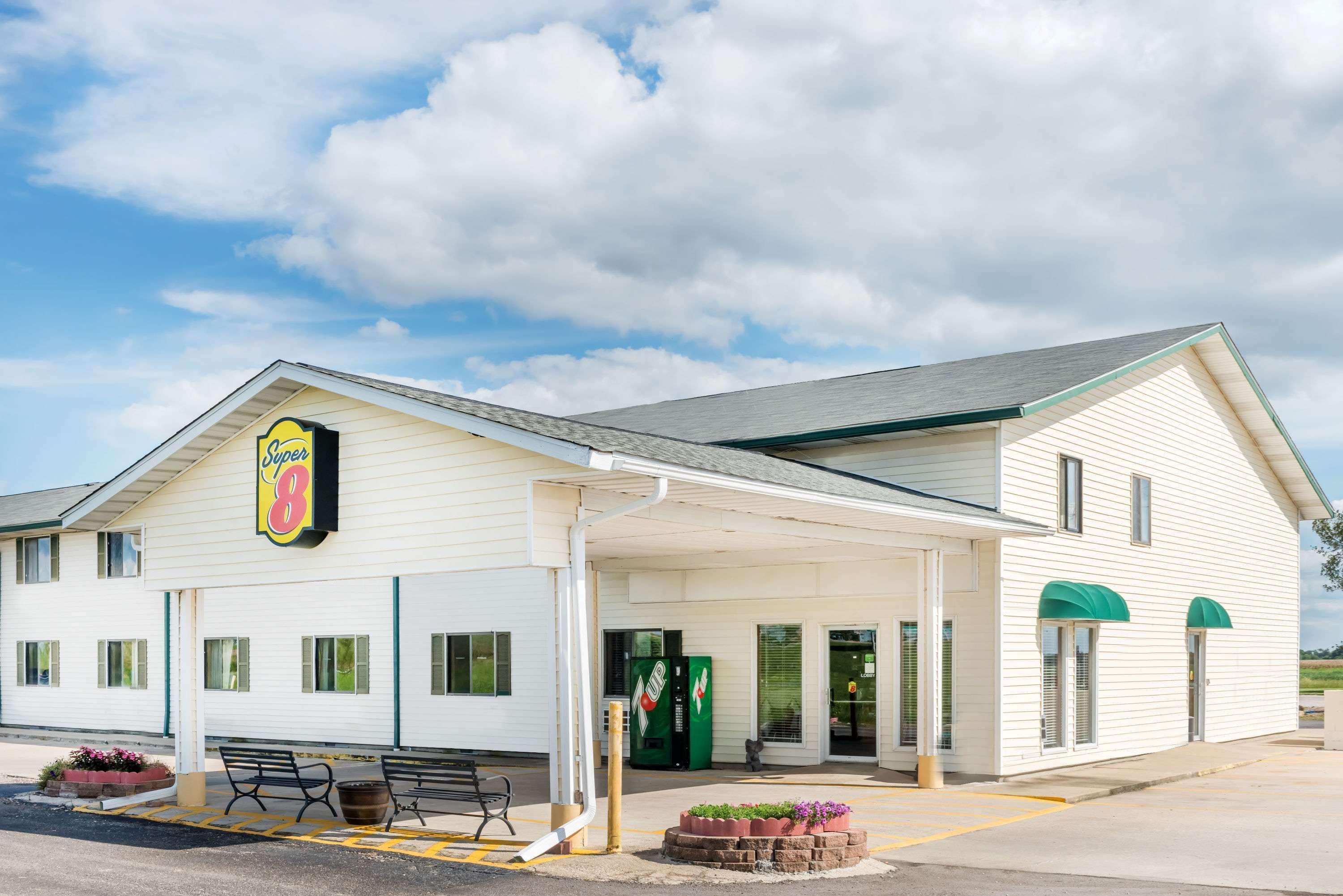 Super 8 by Wyndham Okawville Eksteriør billede