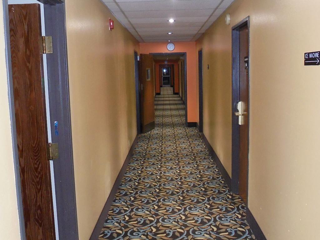 Super 8 by Wyndham Okawville Eksteriør billede